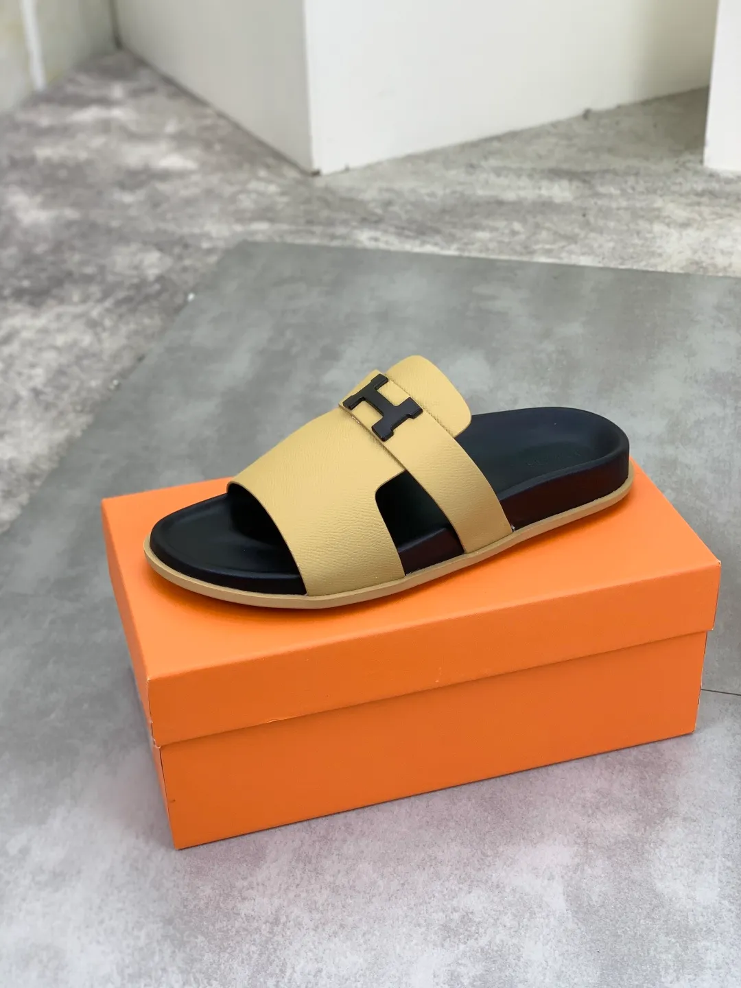 Men's shoes 💰P440 New [HERMES] high-end quality new Hermès slippers, made of imported cross-grain calfskin, wear-resistant and non-slip rubber outsole. Fashionable and elegant code number: 39-44 (38 45 46 customized)